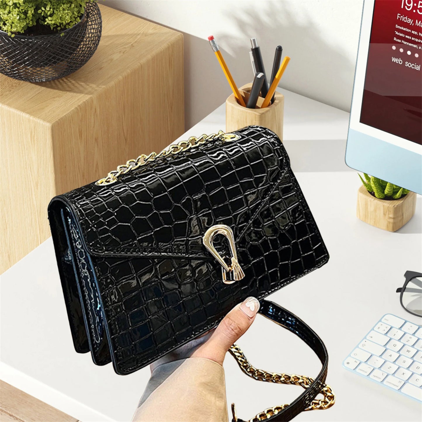 Stylish Women s Crocodile Pattern Leather Crossbody Bag for Chic Vacation and Shopping Adventures in the City
