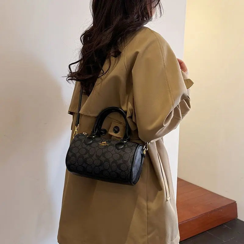 Latest trendy ladies' light luxury retro high-end versatile handbag, single shoulder crossbody bag, mini classic pillow bag