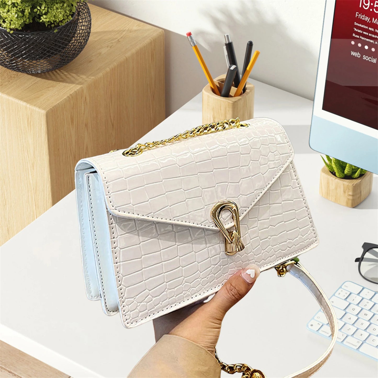 Stylish Women s Crocodile Pattern Leather Crossbody Bag for Chic Vacation and Shopping Adventures in the City